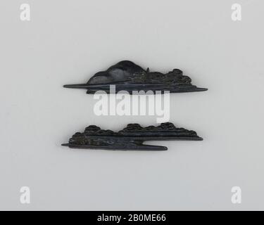 Paire D'Ornements Sword-Grip (Menuki), japonais, XIXe siècle, japonais, alliage cuivre-or (shakudō), or, Menuki (A); L. 1 7/8 po. (4,8 cm) ; Poids 0,2 oz. (5,7 g); menuki (b); L. 1 7/8 po. (4,8 cm) ; Poids 0,3 oz. (8,5 G), Sword Furniture-Menuki Banque D'Images