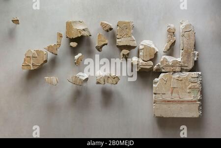 Scène de soulagement de la tombe de la reine Neferu: Fragments de deux registres montrant des préposés hommes et femmes se déplaçant à droite, Royaume du milieu, dynastie 11, règne de Mentuhotep II, tôt, CA. 2051–2030 C.-B., D'Égypte, de Haute-Égypte, de Thèbes, de Deir el-Bahri, de Tombeau de Neferu, 1923–25, de calcaire, de peinture, W. (tel que reconstruit) 76 cm (29 15/16 po Banque D'Images