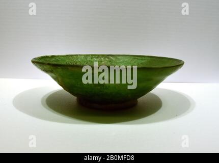 Bowl, fin du 8ème et premier demi-9ème siècle, Excavé en Iran, Nishapur. Attribué à l'Iran, Nishapur, Faïence; blanc glisseur sous verglacer vert transparent, incisé, H. 2 7/16 po. (6,2 cm), diam. 7 7/8 po. (20 cm), céramique Banque D'Images