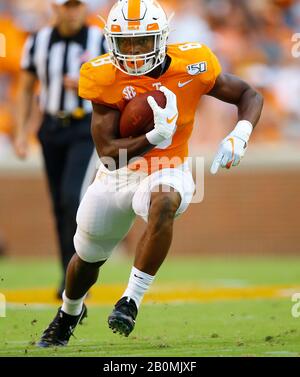 Knoxville, TN - 2019 SEPTEMBRE 7: Tennessee Volontaires courant retour Ty Chandler (8) porte le ballon pendant un match de football américain d'université entre Banque D'Images