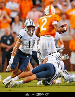 Knoxville, TN - 2019 SEPTEMBRE 7: Le quarterback des bénévoles du Tennessee Jarrett Guarantano (2) s'emmêle contre Brigham Young Cougars linebacker Keenan Pi Banque D'Images