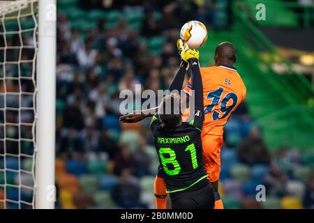 Luis Maximiano de Sporting CP et Demba Ba d'Istanbul Basaksehir sont vus en action pendant la première étape de l'UEFA Europa League de 32 matches entre Sporting CP et Istanbul Basaksehir au stade Jose Alvalade à Lisbonne.(score final; Sporting CP 3:1 Istanbul Basaksehir) Banque D'Images