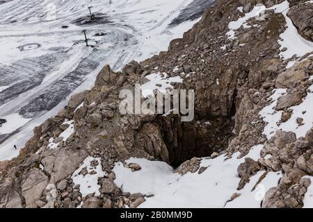 La glace glaciaire millénaire fond et expose la roche des Alpes Banque D'Images