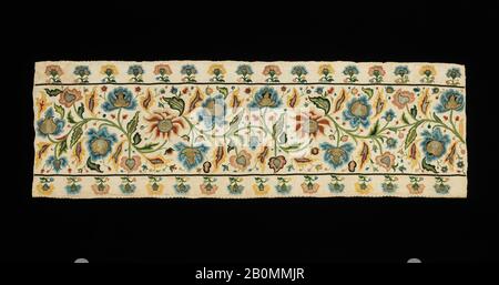 Fragment d'une chemise, ukrainien, quatrième trimestre XVIIIe siècle, ukrainien, coton, soie, lin, 52 1/2 x 16 1/2 po. (133,4 x 41,9 cm), textiles brodés Banque D'Images