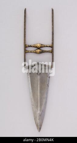 Dagger (Katar), Indien, Mughal, XVIIIe–XIXe siècle, Rajasthan, Indien, Mughal, acier, or, L. 13 11/16 in. (34,8 cm) ; avec 3 1/4 po. (8,3 cm) ; Poids 13,2 oz (374,2 g), Taggers Banque D'Images