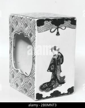 Lampe carrée (andon) avec conception d'une femme Idéalisée Derrière un rideau, Japon, période Edo (1615–1868), Date 1760, Japon, Porcelaine décorée avec des émaux (Arita ware, type Imari), H. 5 1/4 in. (13,3 cm) ; avec 3 po. (7,6 cm) ; L. 3 7/8 po. (9,8 cm), céramique Banque D'Images