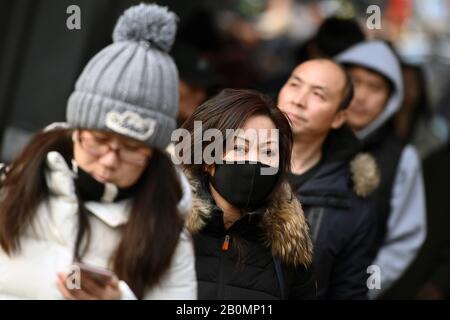 New York, États-Unis. 20 février 2020. Une femme porte un masque de protection lorsqu'elle marche dans la section Flushing de l'arrondissement de New York City à Queens, NY, le 20 février 2020. L'Organisation mondiale de la santé a déclaré une urgence mondiale en matière de santé publique alors que les cas de nouvelles infections mortelles au coronavirus COVID-19 grimpent sur plus de 75 000 personnes dans le monde et que les décès signalés dépassent 2000. (Anthony Behar/Sipa Usa) Crédit: Sipa Usa/Alay Live News Banque D'Images