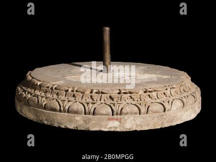 Base de colonnes, française, fin du XIIe siècle, Fabriquée dans le Languedoc, France, française, Pierre, Dans L'Ensemble : 4 1/2 x 23 po. (11,5 x 58,4 cm), Sculpture-architectural-Stone Banque D'Images