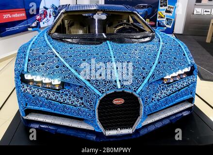 Bucarest, Roumanie - le 26 septembre 2019 : une Bugatti Chiron fait entièrement à partir de briques lego est présenté au public lors d'une conférence de presse dans la région de Buch Banque D'Images