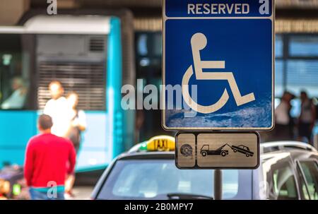 Bucarest, Roumanie - 15 juillet 2019 : Un réservés au stationnement pour personnes handicapées (réservés Mobilité Parking Sign) est vu dans le stationnement d'​​Henri Coanda Airp Banque D'Images