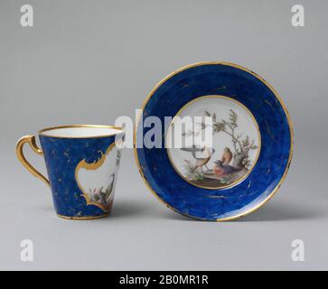 Usine de Vincennes, coupe et soucoupe (gobelet à lait et soucoupe), français, Vincennes, usine de Vincennes (français, CA. 1740–1756), env. 1752, française, Vincennes, porcelaine pâte molle, hauteur (tasse .172) : 3 5/16 po. (8,4 cm), diamètre (soucoupe .173) : (15,6 cm), céramique-porcelaine Banque D'Images
