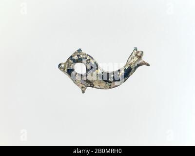 Pendentif en verre sous forme de dauphin, romain, Impérial Tardif, date possiblement du 3ème au 5ème siècle A.D., romain, verre; outils et percées de tige, Autre: 3/16 x 1 1/16 in. (0,5 x 2,6 cm), verre Banque D'Images