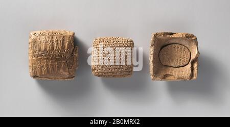 Tablette cuneiform avec un petit deuxième comprimé: Lettre privée, ancienne colonie de négociation assyrienne, Middle Bronze Age–Old Assyrian Trading Colony, Date CA. XXe–XIXe siècle C.-B., Anatolie, probablement de Kültepe (Karum Kanesh), ancienne colonie de commerce assyrienne, argile, a: 4 x 4,3 x 1,7 cm (1 5/8 x 1 3/4 x 5/8 po), b: 2,2 x 3 x 0,7 cm (7/8 x 1 1/8 x 1/4 po), tablettes en argile-Inscrites Banque D'Images