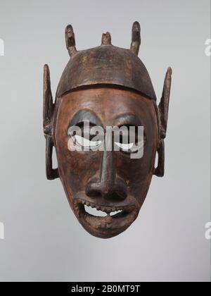 Masque, Probablement les îles Umboi ou Siassi, XIXe siècle, Papouasie-Nouvelle-Guinée, Umboi ou Siassi, Probablement les îles Umboi ou Siassi, bois, peinture, H. 18 1/8 in. (46 cm), Sculpture de bois Banque D'Images