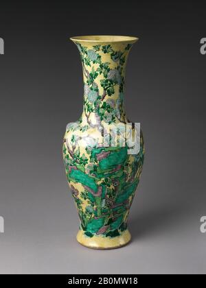 Vase avec rochers et fleurs, Chine, dynastie Qing (1644–1911), Date 19ème siècle, Chine, Porcelaine peinte avec des émaux de couleur sur le biscuit (Jingdezhen ware), H. 27 po. (68,6 cm), céramique Banque D'Images