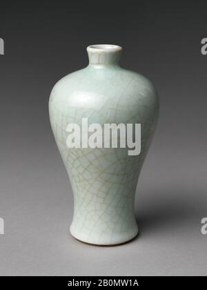 Vase en forme de Meiping, Chine, dynastie Qing (1644–1911), date XVIIIe siècle, Chine, Porcelaine avec glacer celadon (Jingdezhen ware), H. 7 1/8 in. (18,1 cm), céramique Banque D'Images