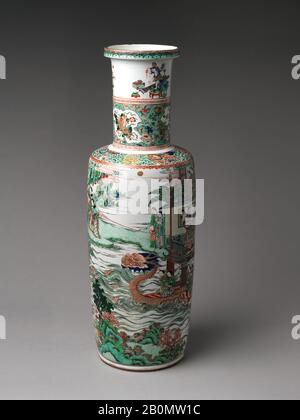 Vase avec scène du Dragon Boat Festival, Chine, dynastie Qing (1644–1911), période Kangxi (1662–1722), date de la fin du XVIIe–début du XVIIIe siècle, Chine, porcelaine peinte avec des émaux de couleur sur glacis transparents (Jingdezhen ware), H. 27 3/4 in. (70,5 cm), céramique Banque D'Images