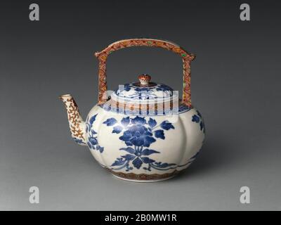 Théière en forme de melon avec pivoines, Japon, période Edo (1615–1868), Date CA. 1700, Japon, Porcelaine peinte avec du bleu de cobalt sous et des émaux de couleur sur glacer transparent (Hizen ware, Kakiemon type), H. 7 1/4 in. (18,4 cm) ; avec 7 1/2 po. (19,1 cm), céramique Banque D'Images