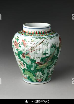 Bocal avec Rock, pivoine et Birds, Chine, dynastie Qing (1644–1911), Shunzhi (1644–61)–Kangxi (1662–1722), date du milieu à la fin du XVIIe siècle, Chine, porcelaine peinte avec des émaux de couleur sur glacis transparents (Jingdezhen ware), H. 11 3/4 in. (29,8 cm), céramique Banque D'Images