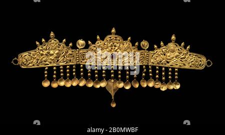 DIAdem avec Kinnaris (Demi-oiseau, Créatures Demi-féminines), Inde (Jammu & Cachemire, royaume ancien du Cachemire), IXe-10ème siècle, Inde (Jammu & Cachemire, royaume ancien du Cachemire), encart d'or avec grenat, H. 4 5/8 in. (11,8 cm) ; avec 11 1/8 po. (28,3 cm), Bijoux Banque D'Images