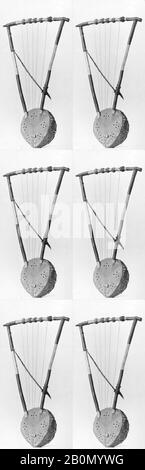 Bol Lyre, Afrique de l'est, XIXe siècle, Afrique de l'est, bois, peau, divers matériaux, L. 54,5 cm.; W. 15 cm.; D. 10 cm., corde-Lyre-plucked Banque D'Images
