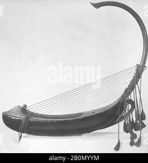Saung-Gauk, Birman, XIXe siècle, Myanmar (anciennement Birmanie), Birman, Wood, divers matériaux, H. 68,5 cm (26-15/16 in.); L. 80 cm 31-1/2 in.); W. 16,8 cm (6-5/8 in.), Chordophone-Harp Banque D'Images