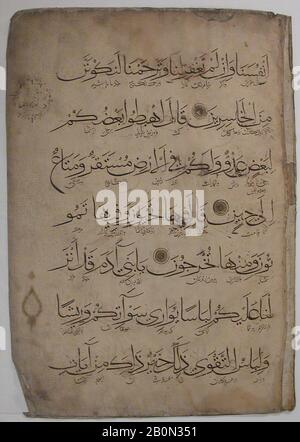 Folio d'un manuscrit de Qur'an, Folio d'un manuscrit non illustré, XIVe siècle, Attribué à l'Inde ou à l'Iran, encre, aquarelle opaque, et or sur papier, 19 1/2 x 14 po. (49,5 x 35,6 cm), Codices Banque D'Images