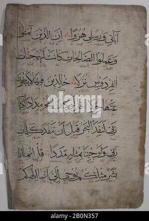 Folio d'un manuscrit Qur'an, Folio d'un manuscrit non illustré, XIVe siècle, Attribué à l'Inde ou à l'Iran, encre sur papier, 19 1/2 x 14 po. (49,5 x 35,5 cm), Codices Banque D'Images