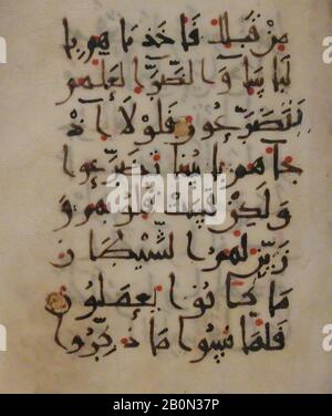 Folio d'un manuscrit Qur'an, Folio d'un manuscrit non illustré, du Xe au XIe siècle, Attribué aux terres islamiques orientales, à l'encre brun noir, à l'aquarelle rouge et à l'or sur parchemin, Codices Banque D'Images