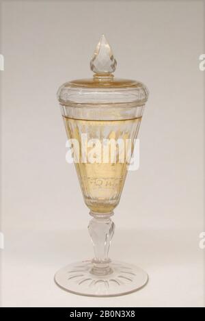 Coupe debout avec couvercle, bohémien, env. 1730, verre bohémien, Zwischengold, hauteur (avec couvercle): 8 5/8 in. (21,9 cm), diam. Du couvercle : 3 1/4 po. (8,3 cm), diam. Du pied : 3 3/8 po. (8,6 cm), verre Banque D'Images