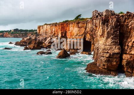 Grotte des Rocheuses et littoral de l'océan Atlantique. Vue imprenable sur Boca do Inferno, Hell's Mouth – Cascais, Portugal Banque D'Images