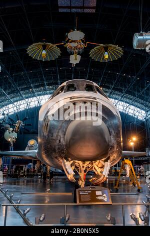 Chantilly, Virginie - 16 février 2020 - découverte de la navette spatiale à l'intérieur du Hangar spatial McDonnell au Steven F. Udvar-Hazy Center des Smiths Banque D'Images