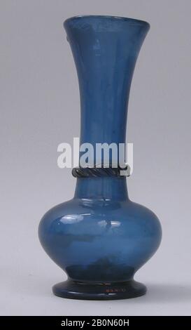 Vase, probablement du XVIIIe au XIXe siècle, Attribué à l'Iran, verre, bleu; soufflé libre avec décoration appliquée, H. 6 1/4 in. (15,9 cm), diam. Max. 2 15/16 po. (7,4 cm), verre Banque D'Images