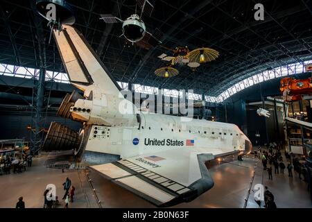 Chantilly, Virginie - 16 février 2020 - découverte de la navette spatiale à l'intérieur du Hangar spatial McDonnell au Steven F. Udvar-Hazy Center des Smiths Banque D'Images