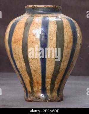 Vase, XVIIIe siècle, Attribué à l'Iran, Stonepate; peint et glacé, H. 5 1/8 in. (13 cm), diam. 4 1/8 po. (10,5 cm), céramique Banque D'Images