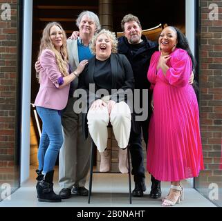 L'Icône comédie Paul Merton fera des débuts musicaux dans West End en SPRAY À CHEVEUX. Il se joindra à Michael ball , Rita Simons ( Estender's Roxy Mitchell ) Jonny Amies aux côtés de Lizzie Bea & Marisha Wlance . Le jeu est de l'original, primé équipe créative du réalisateur Jack O'Brien et chorégraphe Jerry Mitchell . Les représentations débutent le 23 avril 2020 au London Coliseum . Le spray est produit par Adam Spiegel Productions & Fiery Angel . Il présentera les bonnes chansons infectiblement sentir, Le Bon matin Baltimore, Big Blond et Beau et Vous ne pouvez pas arrêter le battement .. Banque D'Images