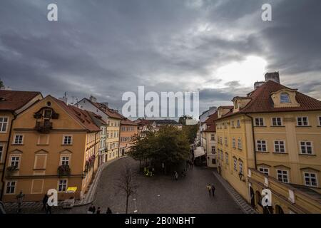 Prague, TCHÉQUIE - 2 NOVEMBRE 2019: Panorama de la rue Na Kampe et place sur l'île Kampa, dans le quartier de Mala Strana, dans la vieille ville de Prague, un des plus importants Banque D'Images