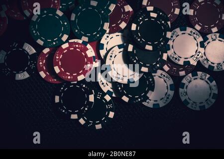 Grand pot de jetons de poker à la salle de gambiling Banque D'Images