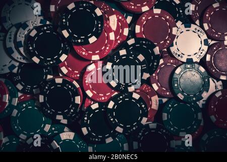 Grand pot de jetons de poker à la salle de gambiling Banque D'Images