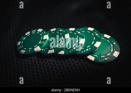 Grandes piles de jetons de poker dans la salle de jeux Banque D'Images