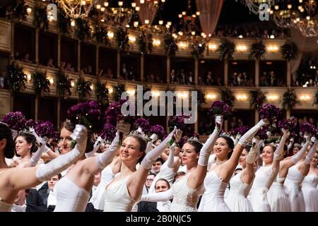 Vienne, Autriche. 20 février 2020. Des danseurs assistent au bal de l'Opéra national à Vienne, en Autriche, le 20 février 2020. Le bal de l'Opéra de Vienne 2020 a eu lieu jeudi soir. Crédit: Guo Chen/Xinhua/Alay Live News Banque D'Images