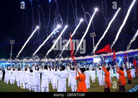 Karachi. 20 février 2020. La photo prise le 20 février 2020 montre que les feux d'artifice explosent au-dessus du Stade National lors de la cérémonie d'ouverture de la Super League pakistanaise (PSL), le tournoi de cricket annuel du pays, à Karachi, au Pakistan. Crédit: Str/Xinhua/Alay Live News Banque D'Images