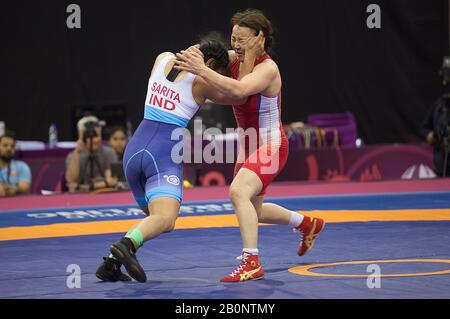 New Delhi, Inde. 20 février 2020. Sarita Sarita, de l'Inde (L), vies avec Battsetseg Altantsetseg, de Mongolie, lors du match final de 59 kg de Wrestling féminin aux Championnats asiatiques de Wrestling 2020 à New Delhi, en Inde, le 20 février 2020. Crédit: Javed Dar/Xinhua/Alay Live News Banque D'Images