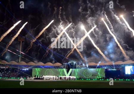 Karachi. 20 février 2020. La photo prise le 20 février 2020 montre que les feux d'artifice explosent au-dessus du Stade National lors de la cérémonie d'ouverture de la Super League pakistanaise (PSL), le tournoi de cricket annuel du pays, à Karachi, au Pakistan. Crédit: Str/Xinhua/Alay Live News Banque D'Images