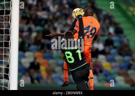 Lisbonne, Portugal. 20 février 2020. Le gardien de but du sport Luis Maximiano (L) rencontre avec Demba Ba d'Istanbul Basaksehir au cours de la ronde de 32 matchs de football de première jambe de l'UEFA Europa League entre Sporting CP et Istanbul Basaksehir au stade Alvalade de Lisbonne, Portugal, le 20 février 2020. Crédit: Pedro Fiuza/Xinhua/Alay Live News Banque D'Images