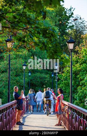 Kiev , Ukraine - 30 août 2019 : les gens marchant sur le pont du parc à Mariinsky Park Landmark de Kiev Ukraine Europe Banque D'Images