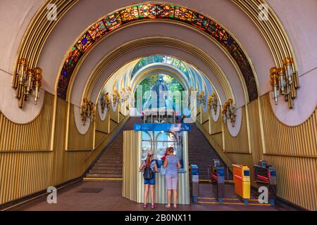 Kiev , Ukraine - 30 août 2019 : les gens touristiques achètent des billets à la gare funiculaire de Kiev Ukraine Europe Banque D'Images