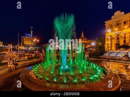 Kiev , Ukraine - 30 août 2019 : des gens qui apprécient les fontaines musicales de la place Maidan Banque D'Images