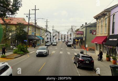 La Nouvelle-Orléans, Louisiane, U.S.A - 4 février 2020 - la vue du trafic et des magasins près Du Garden District Banque D'Images