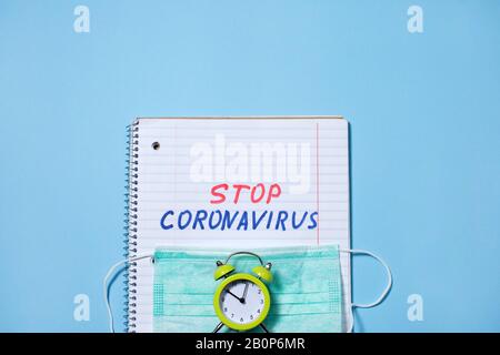 Arrêter le texte de coronavirus écrit sur un bloc-notes ouvert Banque D'Images